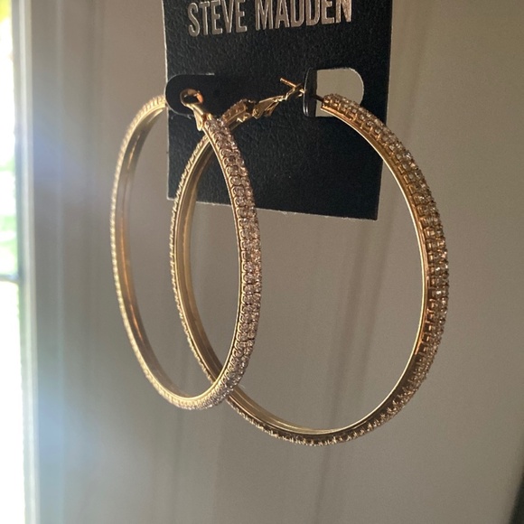STEVE MADDEN NWT Gold Diamond Rhinestone Hoop Earrings XL - Picture 1 of 3